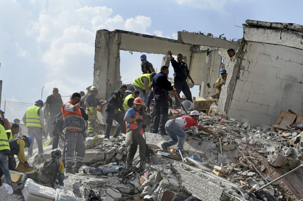 Equipo de rescate trabajando entre los escombros tras el terremoto en Ciudad de México.