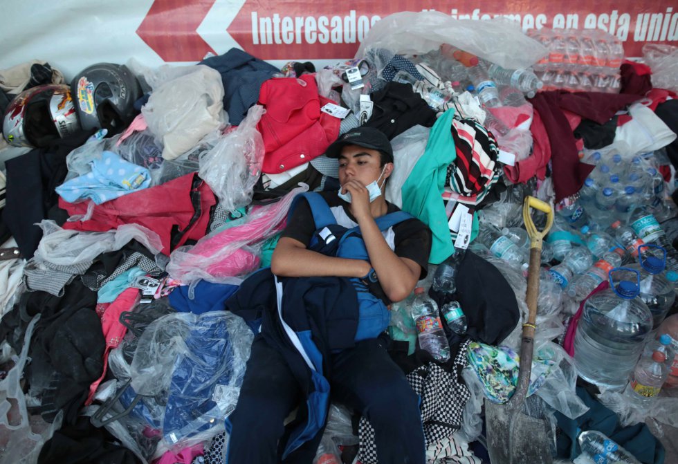 Un hombre descansa sobre una montaña de donaciones para las víctimas del terremoto en Ciudad de México.