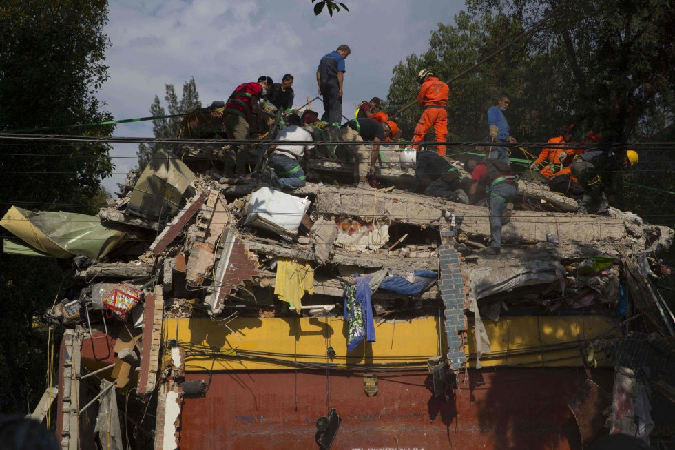 Labores de rescate entre los escombros tras el terremoto de 7,1 grado en ela escala de Richter en Ciudad de México.