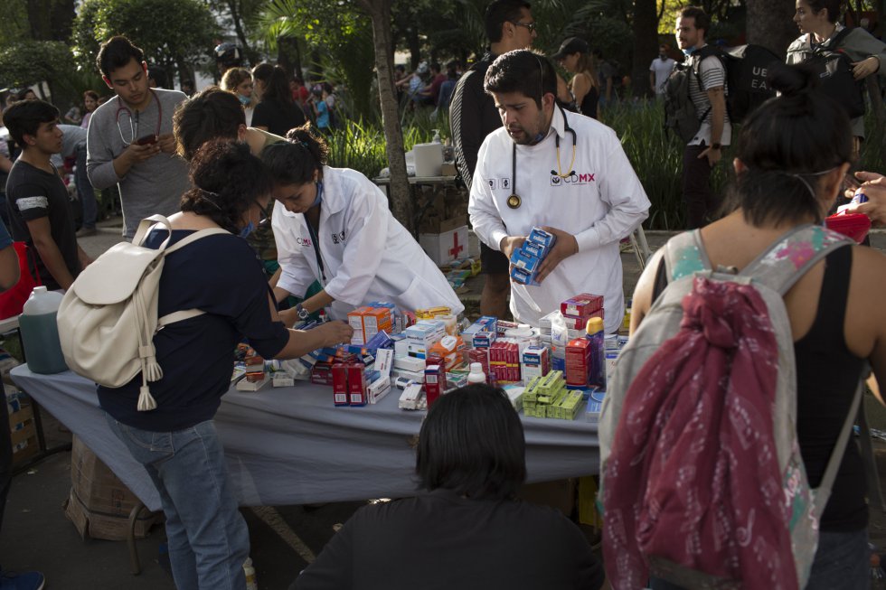 Personal médico organiza el reparto de suministros tras el sismo que sacudió Ciudad de México.