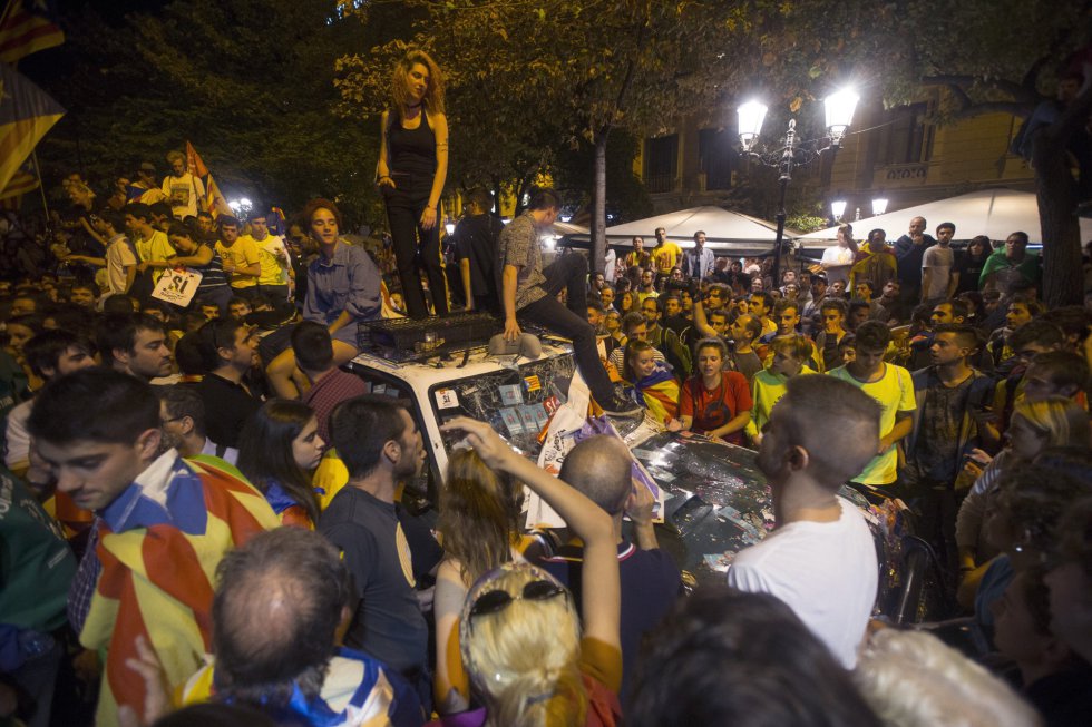 GALERÍA DE IMÁGENES: Así han quedado los coches de la Guardia Civil tras la protesta de Barcelona 1505954396_579657_1505954911_album_normal