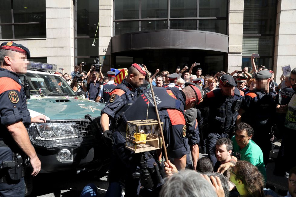 GALERÍA DE IMÁGENES: Así han quedado los coches de la Guardia Civil tras la protesta de Barcelona 1505954396_579657_1505955209_album_normal