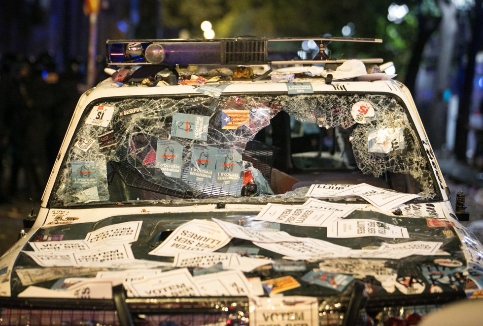 GALERÍA DE IMÁGENES: Así han quedado los coches de la Guardia Civil tras la protesta de Barcelona 1505954396_579657_1505964329_album_normal