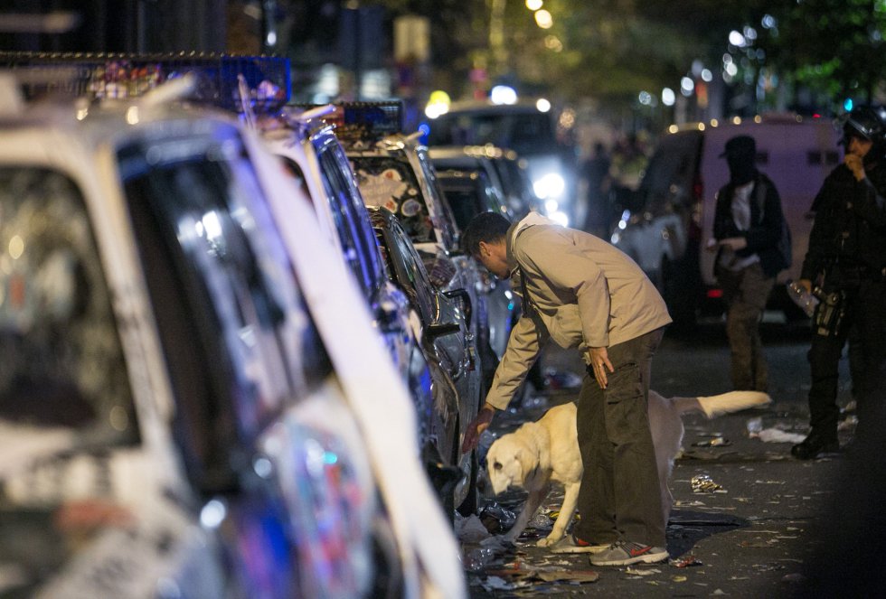 GALERÍA DE IMÁGENES: Así han quedado los coches de la Guardia Civil tras la protesta de Barcelona 1505954396_579657_1505964330_album_normal