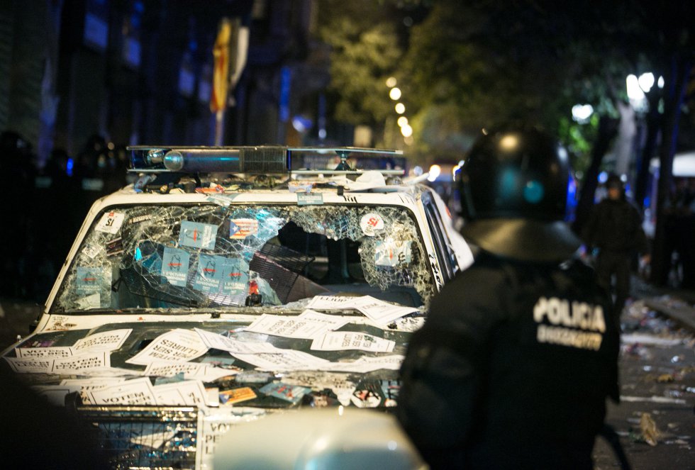 GALERÍA DE IMÁGENES: Así han quedado los coches de la Guardia Civil tras la protesta de Barcelona 1505954396_579657_1505964331_album_normal