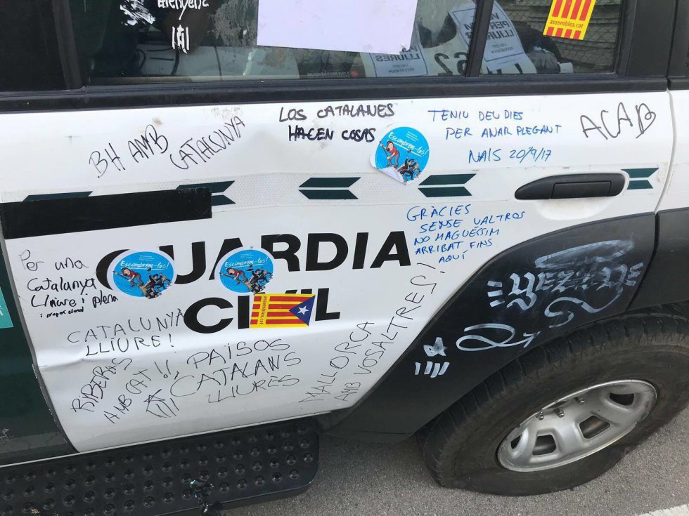 GALERÍA DE IMÁGENES: Así han quedado los coches de la Guardia Civil tras la protesta de Barcelona 1505954396_579657_1505998159_album_normal