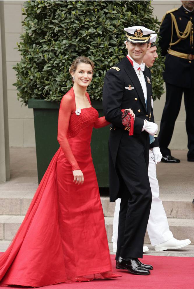 Fue en 2004 cuando pudimos ver a Letizia Ortiz por primera vez en un acto oficial. Era la boda real de Federico de Dinamarca con la abogada Mary Donaldson y lució este espectacular traje largo de gala realizado por el modisto Lorenzo Caprile.