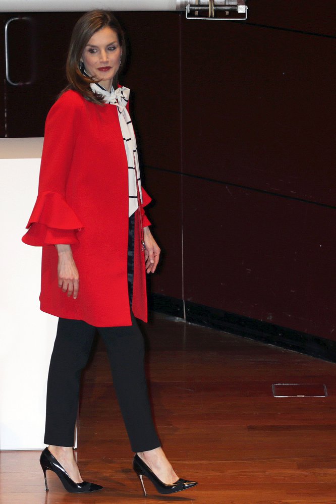 Doña Letizia consiguió que este abrigo rojo de Zara, que al menos ha vestido en dos ocasiones, fuera éxito de ventas. Lo llevó durante la entrega de las acreditaciones correspondientes a la séptima promoción de embajadores honorarios de la Marca España, en el Museo Reina Sofía de Madrid el pasado 14 de marzo.