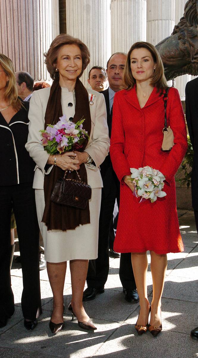 La reina doña Sofía y la entonces Princesa de Asturias Letizia Ortiz durante el día de la Cruz Roja en 2004. 