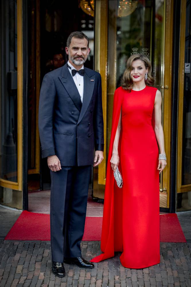 Letizia deslumbró con un espectacular vestido rojo en el 50 cumpleaños de Guillermo de Holanda el pasado mes de abril. La reina española lució un elegante vestido con semi-capa diseñado por Stella McCartney.