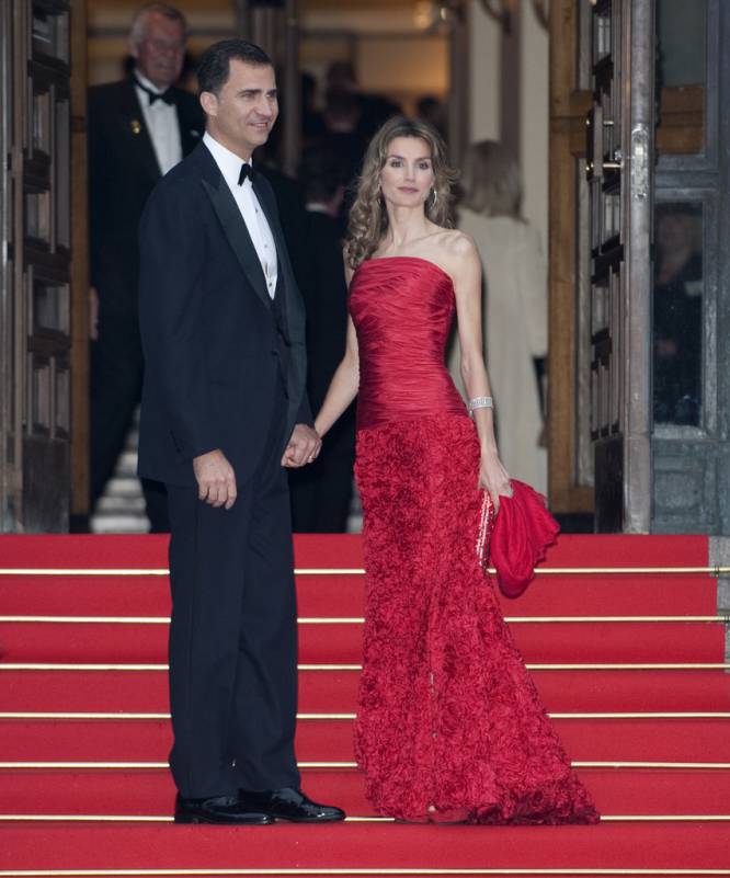 En esta ocasión en un concierto benéfico antes de la boda de la princesa Victoria de Suecia en junio de 2010, la reina Letizia se decantó por un vestido rojo firmado por Felipe Varela con volantes en la falda. 