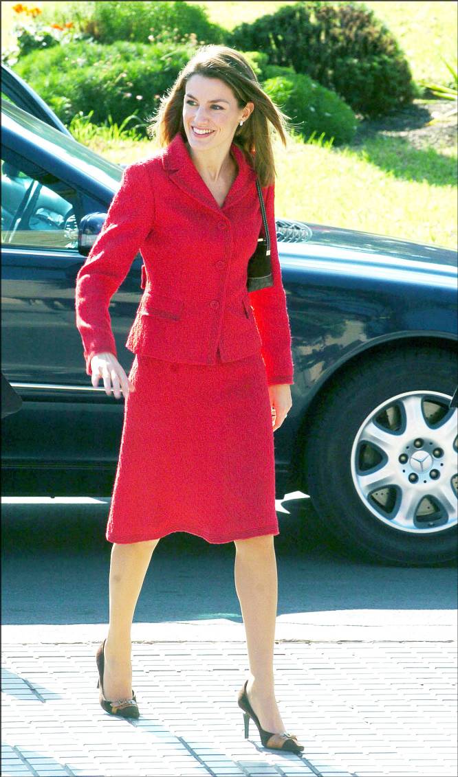 De nuevo con un dos piezas de falda y chaqueta, doña Letiza acudía a la inauguración del séptimo Congreso del Voluntariado en 2004, su primero como princesa de Asturias.