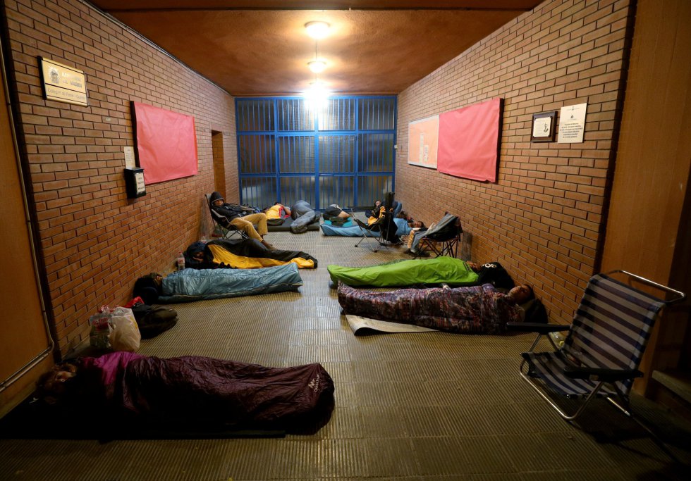 La noche de ocupación en algunos colegios electorales, en imágenes