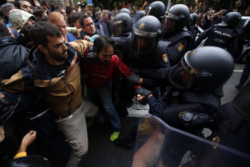 Los partidarios del referéndum contra la Policía Nacional frente a la escuela Ramón Llull.