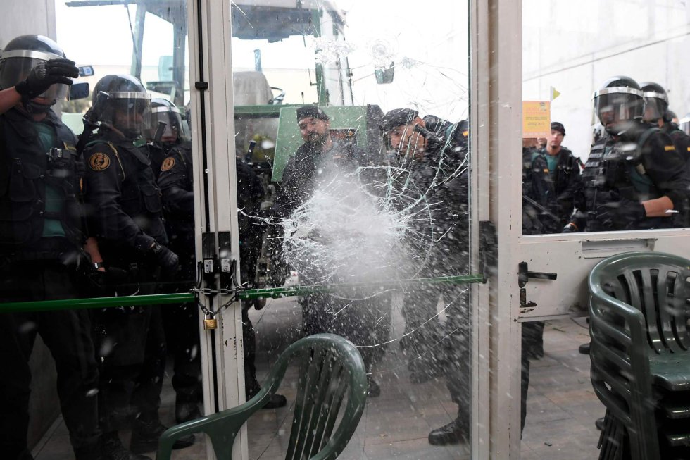 La Guardia Civil rompe una puerta en el centro de votación de Sarria de Ter (Girona).