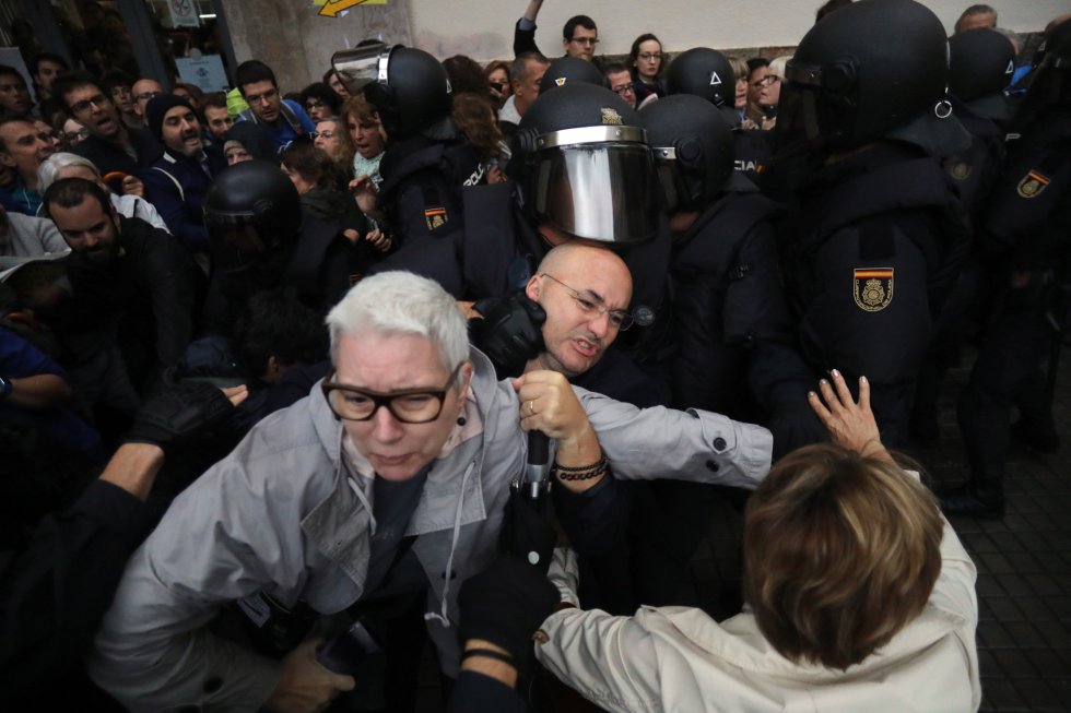 Desalojo de la Policia Nacional en el instituto Jaume Balmes de Barcelona.