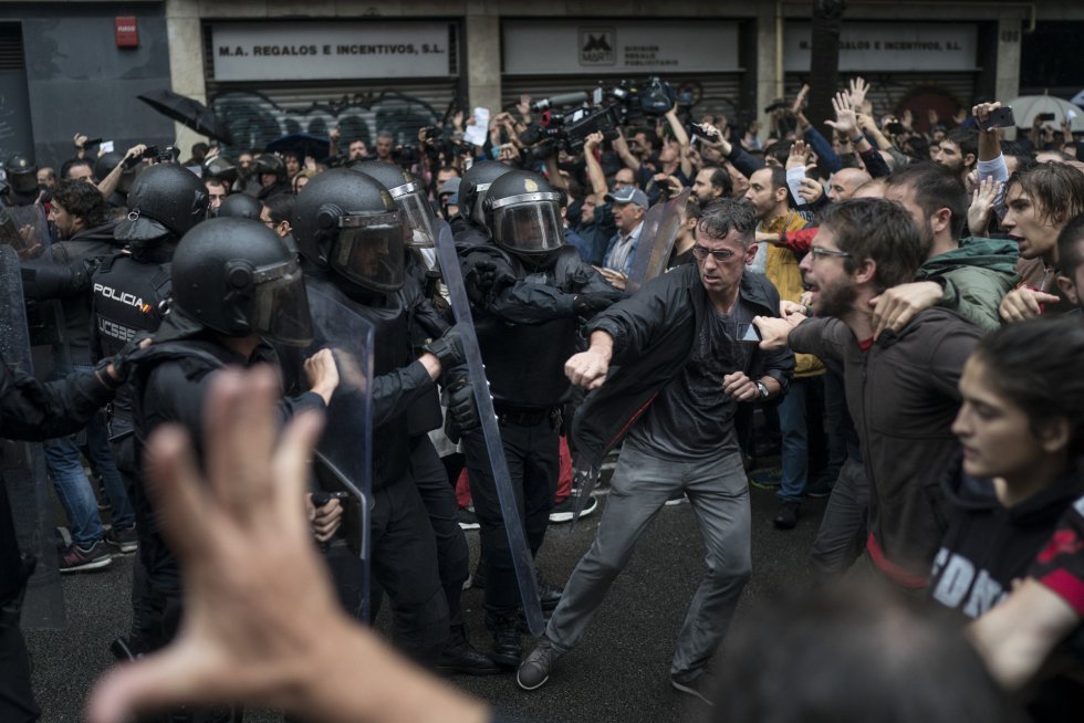 Antidisturbios han retirado con fuerza a votantes de varios colegios en Barcelona.