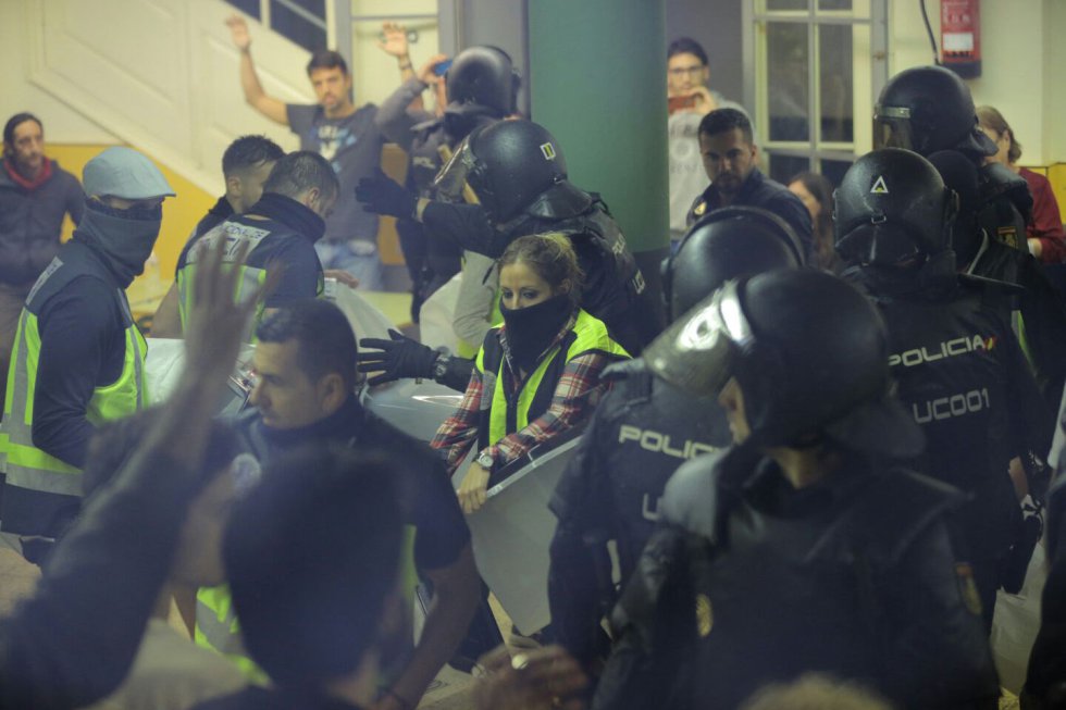 La policia nacional en el interior de la escuela Ramon Llull de Barcelona.