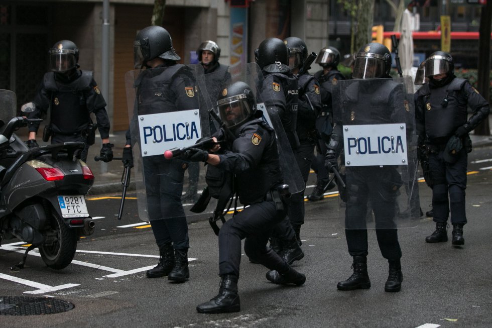 Agentes de policía disparan pelotas de goma en Barcelona.