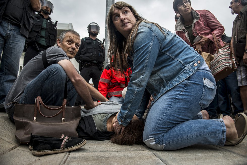 Una mujer es atendida tras los enfrentamientos con la Guardia Civil en Sant Julià de Ramis, Gerona.