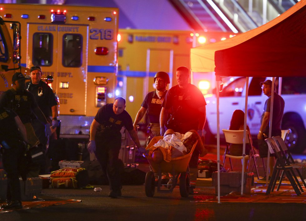 Un herido es trasladado por emergencias en Las Vegas tras el tiroteo.