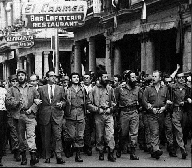 Manifestación pro castrista en La Habana (Cuba). De izquierda a derecha, en la primera fila: Fidel Castro, Osvaldo Dortico, Ernesto Guevara, Augusto Martínez-Sánchez, Antonio Núñez-Jiménez, William Morgan y Eloy Guttierrez-Menoyo. William Morgan, que ayudó a Castro a llegar al poder, fue posteriormente ejecutado por oponerse al régimen. Gutiérrez Menoyo pasó varios años en prisión por el mísmo motivo.