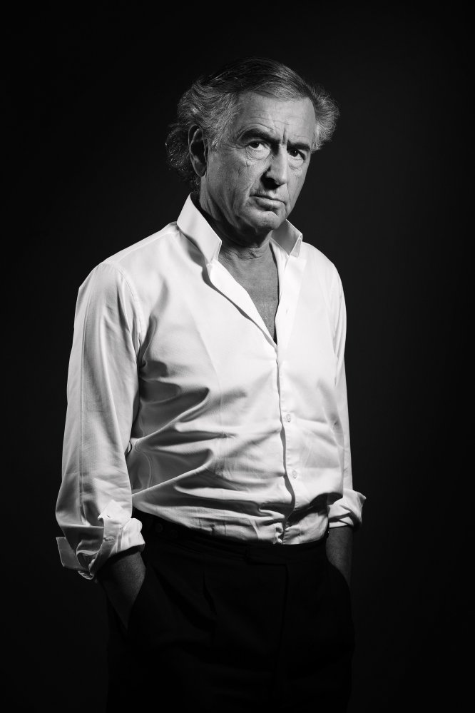  Un filósofo siempre da empaque a una lista. No le pidamos a Bernard-Henri Lévy (Beni Saf, Argelia, 1948) dietas ni gimnasio ni tablas de ejercicios. Él es un pensador y tiene pinta de pensador, pero también un 'sex symbol' para mujeres (y algún hombre) de todo el mundo que aprecian la respuesta socarrona por encima de unos abdominales.   ¿Su truco?  A veces, el truco consiste en un buen traje y una librería enorme. No estamos seguros de que cueste menos que el gimnasio. 