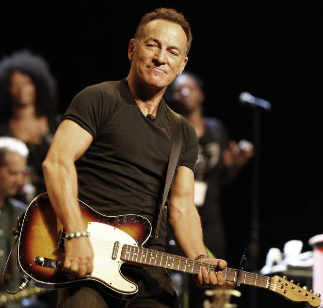  Año 2013: el 'Daily Mail' publica unas imágenes de Bruce Springsteen (Nueva Jersey, 1949) en la playa y el mundo observa boquiabierto. El cantante lucía con 64 años (hoy tiene 68) el torso esculpido de un deportista de 40.   ¿Su truco?  Según el 'Telegraph', Springsteen hace mucho ejercicio y su dieta es casi exclusivamente vegetariana. Pero además, el cantante reveló en su biografía 'Born to run' (2016) que nunca ha probado las drogas y apenas se ha acercado al alcohol (a los 22 años, dijo, aún no había probado ni gota). Un rockero muy sano. 