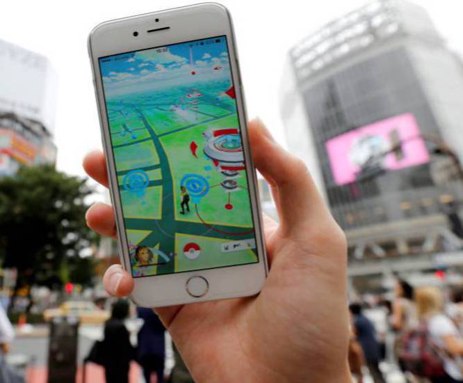 Pokémon Go  supuso el estallido temprano y la popularización de la realidad aumentada (RA), en la que elementos virtuales se superponen en un entorno físico añadiendo información y contexto. El videojuego lanzado por Niantic en 2016 ha logrado hasta el momento más de 1.000 millones de beneficio con 750 millones de descargas, según la consultora especializada Apptopia. Pero los expertos consideran que su caso es solo la punta del iceberg. Otra consultora, Digi-Capital, prevé que el mercado de la realidad aumentada crezca hasta los  80.000 millones de euros en 2021 , muy por encima de los 20.000 millones que calcula para la realidad virtual. Las grandes tecnológicas ya apuestan claramente por sus posibilidades. Apple y Google han lanzado en septiembre sus kits para desarrolladores (ARKit y ARCore, respectivamente) y emplean cada vez más recursos en crear aplicaciones para extender su uso en móviles y tabletas. La revolución de la realidad aumentada quiere llegar a todos los sectores y sacar la tecnología de las pantallas para hacerse cada vez más cómoda en gafas, cristales de coche o en nuestros propios ojos.