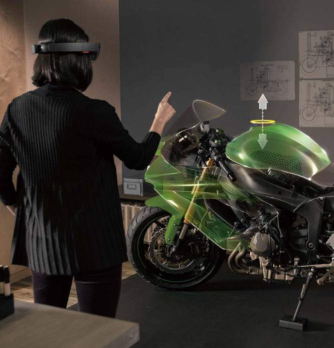 El siguiente paso de la RA es liberar nuestras manos, y ese es el objetivo que tratan de cumplir las gafas de realidad aumentada o smartglasses. Las más conocidas son las  Hololens  de Microsoft, pero marcas como Sony, Vuzix,  Lenovo  o Epson fabrican sus propios dispositivos (que por lo general recuerdan a las Google Glass, también renacidas, aunque la nueva versión  solo la prueban de momento un puñado de empresas  asociadas con el buscador) y su propio software. El sector logístico es sin duda el espacio donde más mercado tienen de momento las gafas ya que copa un 24% de las aproximadamente 200.000 unidades vendidas mundiales en 2017, según la consultora ABIresearch. “Preparar envíos, almacenar productos o elaborar albaranes visualmente supone un gran salto de calidad y un enorme ahorro de tiempo”, subraya Santiago González, director técnico de ARSoft, empresa dedicada a crear contenidos en realidad aumentada. González señala la industria como otro ámbito importante de penetración de las smartglasses, especialmente la del automóvil.