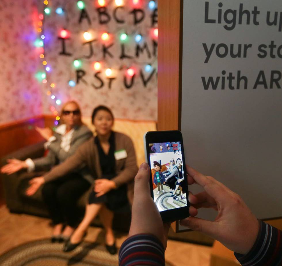 Los  smartphones  son la puerta de entrada principal de la realidad aumentada. “La inmensa mayoría de los dispositivos que hoy utilizan esta tecnología son teléfonos, aunque para usos profesionales ya se empiezan a introducir también las gafas”, certifica Telmo Zarraonandia, profesor de Ingeniería Informática en la Universidad Carlos III de Madrid. Pokémon Go no fue el primer programa que aprovechaba la cámara del móvil para insertar elementos virtuales en el mundo real, pero su éxito ha acelerado la expansión de la AR y los avances de las grandes tecnológicas:  Google , Apple,  Facebook , Microsoft o Snapchat, todas han desvelado proyectos de realidad aumentada en los últimos meses. La nueva generación de dispositivos ya está preparada para asumir un uso mucho más cotidiano de esta tecnología. Los nuevos iPhone o los Pixel presentados por Google incorporan más sensores y herramientas para crear y disfrutar de contenidos RA.