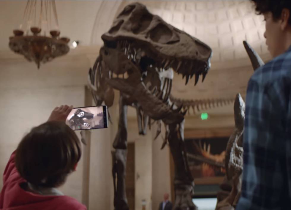 Entre los primeros usos que ya se está dando a la realidad aumentada destaca el turístico-cultural. “En un museo te puede decir qué recorrido seguir para realizar una determinada ruta, y puede superponer información sobre detalles de una obra de arte o mostrar la forma real de un ser vivo sobre su esqueleto. También es muy positivo en yacimientos y ruinas, donde a través de realidad aumentada podemos recrear el espacio tal y como fue. Es como una audioguía mejorada”, realata Telmo Zarraonandia. Museos como el Británico en Londres o el del Smithsonian en Washington ya pueden visitarse con el apoyo de esta tecnología. En España, Google realizó una demostración con el  Museu Nacional d’Art de Catalunya : los visitantes seguían un recorrido marcado sobre el suelo a través de una tablet y podían ampliar información sobre elementos de cada cuadro.