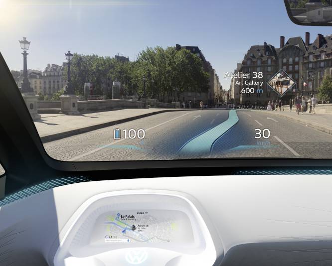 Existe un tipo de espacio para el que los móviles no son una solución utilizable de realidad aumentada, y las gafas tampoco. La tecnología en los coches será distinta: la veremos directamente en el cristal. Fabricantes como Jaguar o Volkswagen ya trabajan para situar la información que necesita el conductor directamente en el parabrisas, evitando que desvíe la mirada y con imágenes transparentes que no entorpezcan la visión. Volkswagen introdujo ya en su Passat de 2015 un panel transparente justo delante del conductor en el que se proyectan elementos útiles para el piloto: límite de velocidad, próximo giro, gasolina… El llamado  head-up display  o HUD se extiende a cada vez más modelos y marcas. El grupo alemán presenta en sus prototipos la evolución de esta idea. Ya no necesitaremos el móvil ni el navegador para consultar una ruta: veremos el camino a nuestro destino sobre la propia carretera.