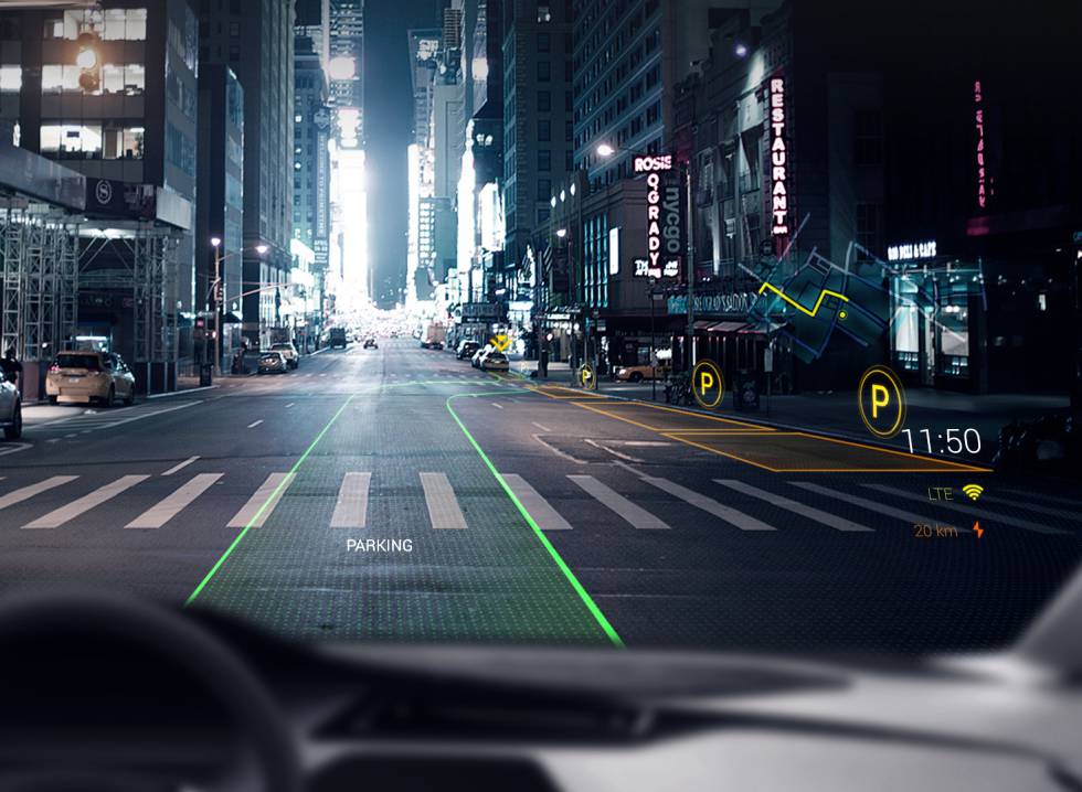 La realidad aumentada en los coches se mezclará con otras innovaciones y será un elemento decisivo en la transformación hacia los vehículos autónomos. No solo nos marcará la ruta hacia nuestro destino: podrá indicarnos el camino hacia plazas de aparcamiento cercanas y libres, advertirnos de posibles peligros o indicarnos dónde queda la estación de repostaje más próxima.  Wayray , compañía suizo-rusa en la que acaba de invertir el gigante chino del comercio electrónico Alibaba, presentó en la feria CES de Las Vegas del pasado febrero un sistema de hologramas que, integrado con el  software  del vehículo, permitía mostrar información personalizada para cada conductor con eventos, puntos de interés o restaurantes que pudiesen apetecerle.