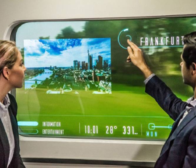 La carrera del  hyperloop  sigue en marcha. Varias empresas compiten en todo el mundo por dar forma al primer desarrollo a escala real del que promete ser el transporte del futuro. Pero la lucha no está solo en llegar primero; también en llegar con el diseño más innovador. Con esa idea HTT, empresa dirigida por el alemán Dirk Ahlborn, se ha asociado con la también alemana Re'flekt para crear ventanas aumentadas: pantallas (que no cristales) que podrán mostrar una imagen del exterior y en las que los pasajeros podrán además consultar información y ver exactamente dónde se encuentran y qué se puede hacer allí. "Las pantallas estarán dotadas de reconocimiento facial para advertir cuándo mira el viajero y en qué posición, para que la imagen sea realista. Psicológicamente es importante poder mirar por la ventana. Con esta tecnología puede ser una experiencia nueva porque podemos aportar más información o incluso mirar a mundos que ni siquiera existen", explicaba Ahlborn el pasado marzo.