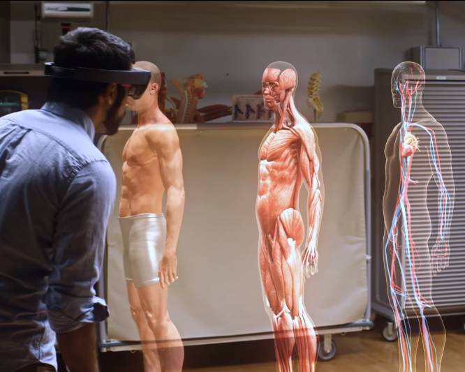 Telmo Zarraonandia lleva años investigando desde la Universidad Carlos III las posibilidades de la realidad aumentada para la educación. "La aplicación típica ahora mismo son los libros aumentados, desde cuyas páginas podemos acceder a contenidos tridimensionales que mejoran el aprendizaje solo con apuntar con el móvil", explica. "Las gafas dan todavía más opciones ya que permiten tener las manos libres. Podemos observar el modelo de un cuerpo humano en varias capas. Ver cómo coinciden unas con otras. También es un sistema excepcional para hacer tutoriales de cualquier cosa, desde cambiar una rueda hasta una operación quirúrgica, porque puede reproducir los pasos justo encima del modelo real", amplía el profesor.