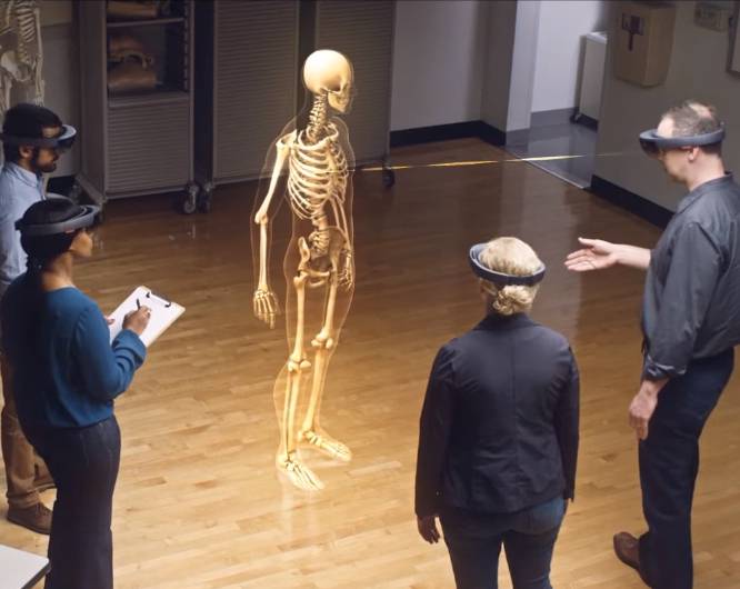 Pero el alumno no es el único beneficiado del aula. Zarraonandia destaca que la realidad aumentada puede ayudar, y mucho, al profesor. "En la Carlos III hemos llevado a cabo un programa piloto. El profesor da la clase con unas  smartglasses  puestas. Encima de cada estudiante del aula ve un círculo u otros símbolos que le aportan una respuesta inmediata de cada alumno (que marca su estado a través del movil): sabe si le están siguiendo o no, si tienen alguna duda, si están haciendo lo que se supone que deben hacer", cuenta el investigador, que valora la experiencia: "Pasadas las primeras bromas, que eran de esperar, el resultado es positivo. El docente puede adaptar la clase al conocimiento real. Yo lo he usado y le veo futuro".