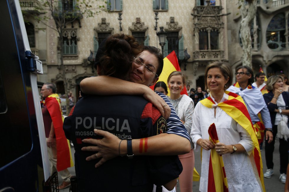 Una mujer abraza a una agente de los Mossos d'Esquadra.