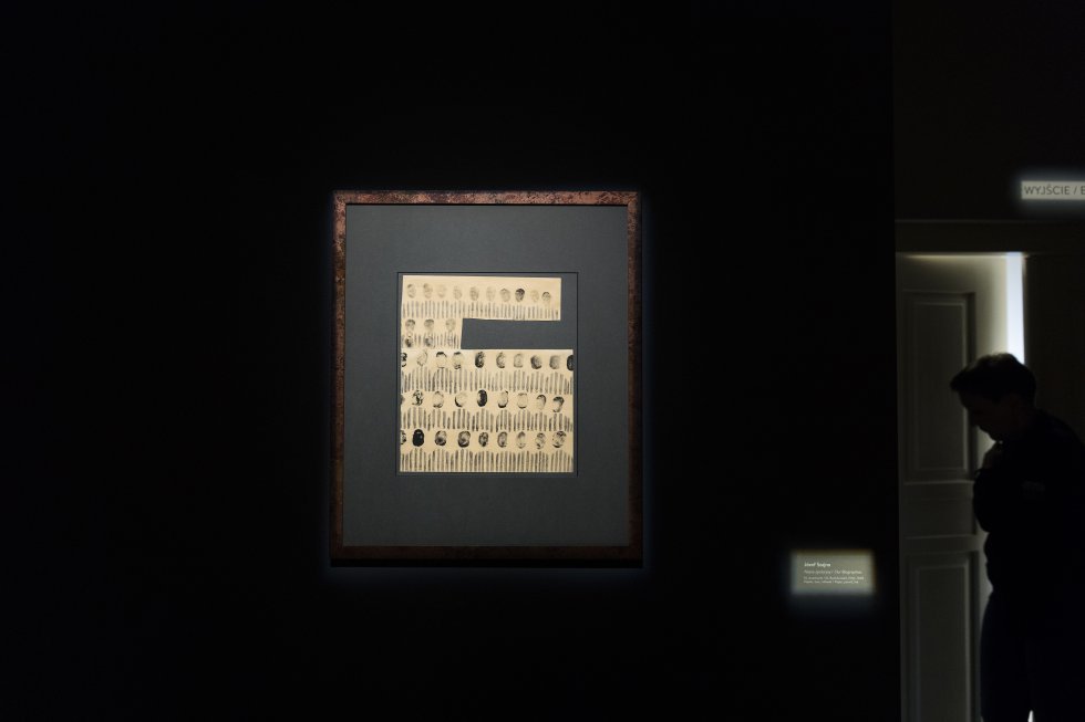 La sala final de la exposición 'Face to face. Art in Auschwitz', que muestra la obra de Jozef Szajna 'Nuestras biografías'.