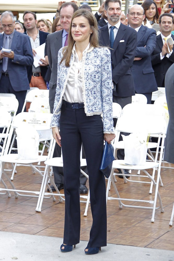 Esta chaqueta de bordados en tonos azules de Mango de 69,99 euros, que Letizia Ortiz lució en Mallorca en marzo de 2013, es una de sus prendas favoritas porque la ha utilizado en varias ocasiones, como hizo en mayo de ese mismo año para acudir la exposición 'La transición en tinta china' en la Biblioteca Nacional y en septiembre, para visitar al rey Juan Carlos I en el hospital cuando fue operado de la cadera.