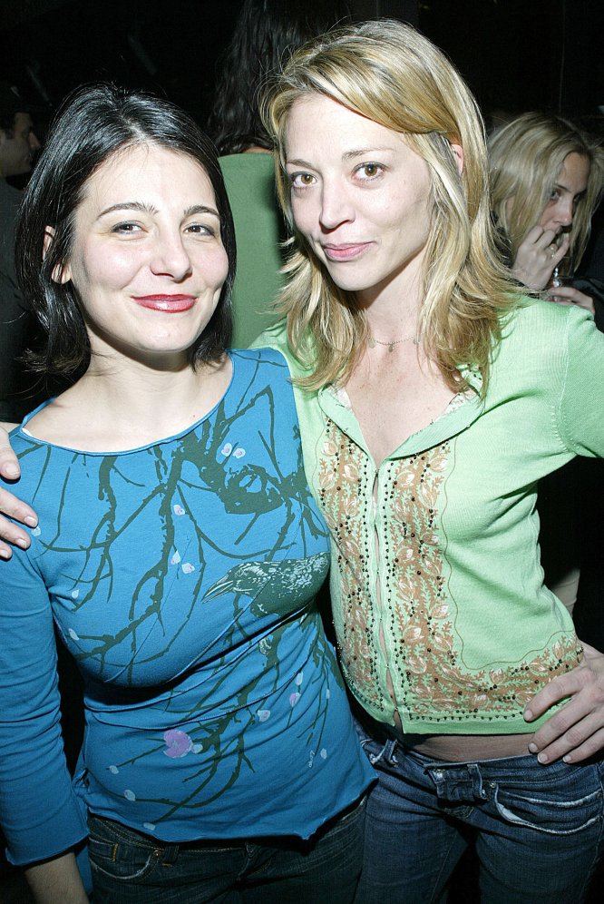 “Es Harvey Weinstein. Nunca volveré a trabajar, a nadie le va a importar y nadie me va a creer”, este es el motivo por el que Katherine Kendall (a la derecha de la imagen) no habló sobre su encuentro con Harvey Weinstein. La actriz, que había tenido algunos papeles en televisión, asegura que el productor la persiguió desnudo por toda su casa, donde accedió a acompañarle una noche de 1993, cuando tenía 23 años, porque le dijo que tenía que recoger una cosa después de que salieran de ver una película. “Literalmente me persiguió. No me dejaba pasar hacia la puerta”, contó a ‘The New York Times’. Tras pedirle si le dejaba marcharse, Weinstein le pidió que al menos le enseñara los pechos. “Simplemente pensé: ‘No puedo creer que me estés haciendo esto. Estoy muy ofendida, simplemente hemos tenido una reunión”, le ha relatado al periódico neoyorquino. Tres años después, participó en la película ‘Swingers’ (1996), distribuida, aunque no producida, por Miramax.