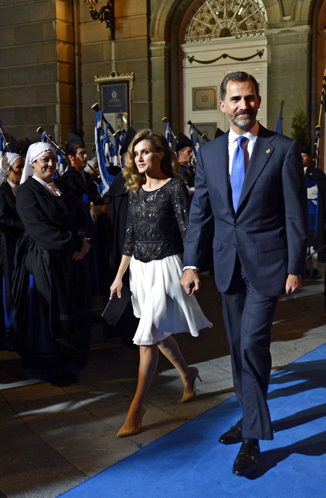 Con la melena ondulada y un conjunto de dos piezas blanco y negro, doña Letizia asistió a los premios en 2012. En la imagen, junto a don Felipe.