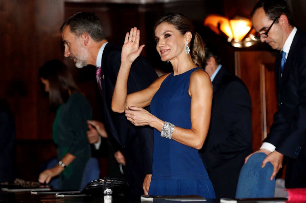 Los reyes Felipe VI y doña Letizia, a su llegada al tradicional concierto de los Premios Princesa de Asturias, celebrado en el Auditorio Príncipe Felipe de Oviedo, en la víspera de la ceremonia de entrega de los galardones de 2017.