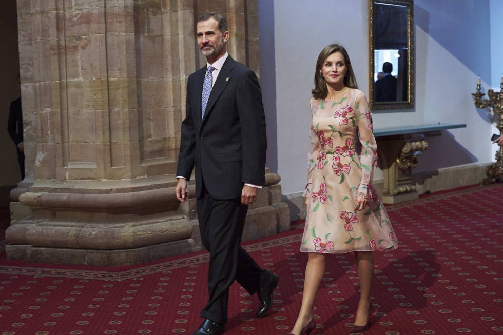 Los Reyes a su llegada a la recepción a los galardonados. Doña Letizia viste un modelo de Carolina Herrera.