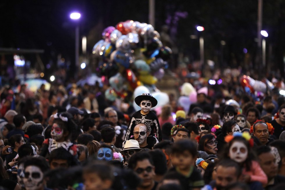 Vistiendo coloridos atuendos como el traje de mariachi, vestidos indÃ­genas y hasta de novia, miles de personas disfrazadas de calavera desfilaron la noche del domingo 22 de octubre por las calles de Ciudad de MÃ©xico.