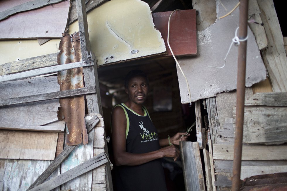 "Muchas personas que habían salido de la pobreza, e incluso aquellas que se habían convertido en clase media, han retrocedido", dice Monica de Bolle, investigadora principal del Peterson Institute for International Economics, con sede en Washington.