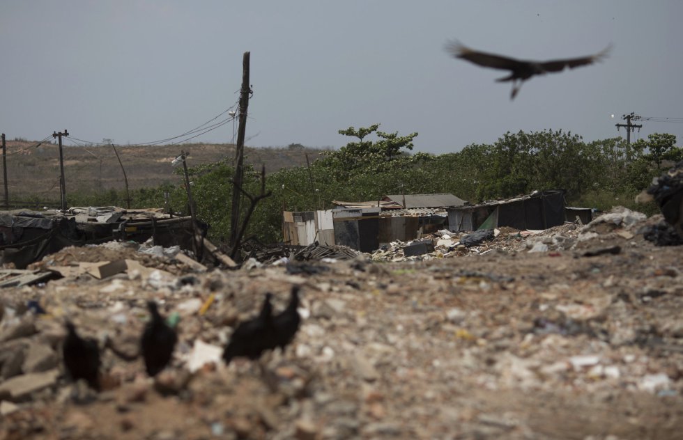 Un año después de ser anfitriona de los Juegos Olímpicos de 2016, la ciudad de Río está tan quebrada que miles de trabajadores públicos no cobran el sueldo o reciben pagos a plazos.