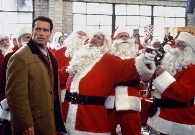 Una película para niños que desvela que Santa Claus son los padres. El 'spoiler' de la vida. Arnold Schwarzenegger es un padre demasiado ocupado en su trabajo (siempre había un padre ocupado en las películas de los 90) para cuidar de su hijo, que decide comprar los regalos de Navidad el 24 de diciembre por la mañana. El muñeco Turbo Man está agotado, así que Schwarzenegger se lía a mamporros con ancianas para conseguir las últimas existencias y acaba enfundándose en el traje de Turbo Man y volando para enfrentarse al villano. Y lo más alucinante es que, mientras ves la película, ninguno de estos giros de guion te choca en absoluto. Será la magia del cine. Pilas no incluidas.