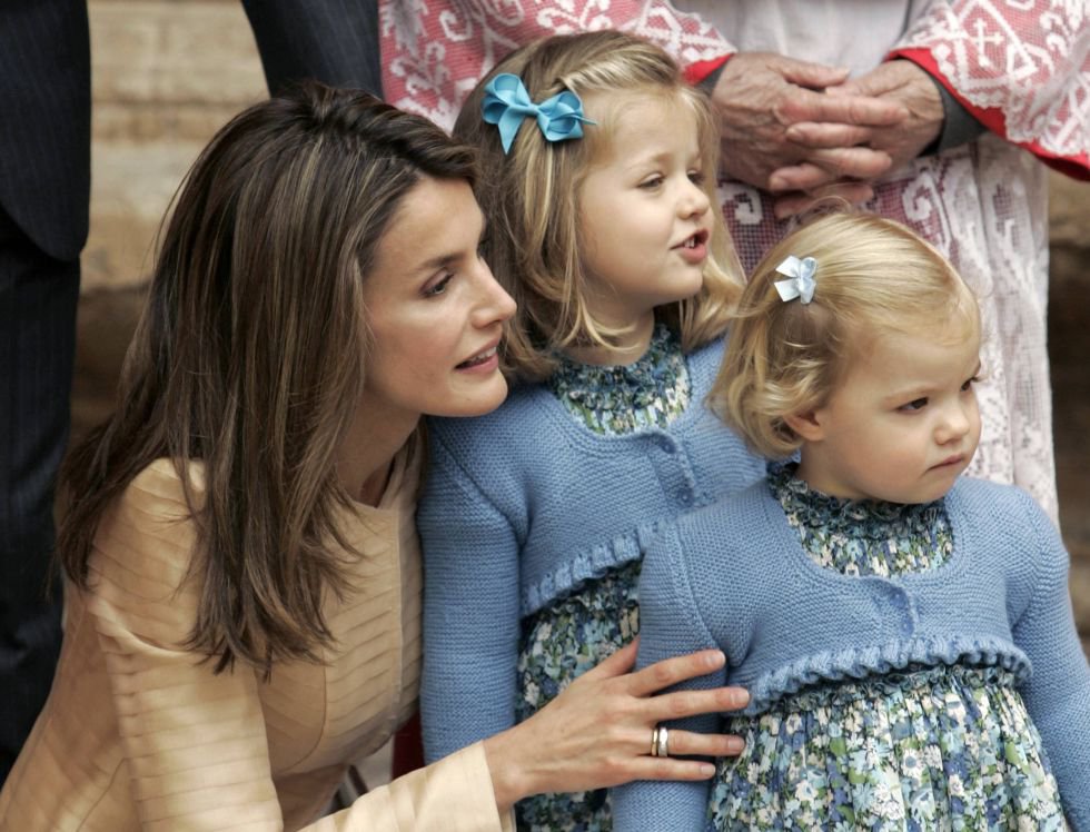 Leonor y su hermana menor, Sofía, están muy unidas. Aunque con personalidades muy diferentes se llevan bien. La mayor cuida de la pequeña en los actos oficiales. La heredera es más reflexiva mientras Sofía es más inquieta.