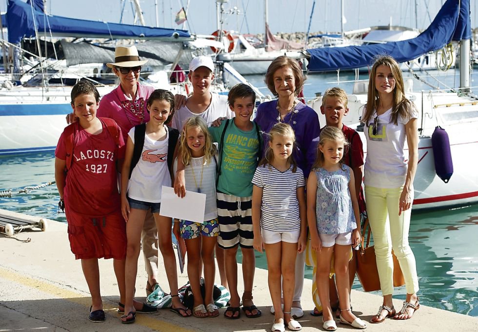 La reina Sofía reúne todos los años a sus nietos en Palma de Mallorca. Pese a los problemas judiciales de Iñaki Urdangarin la madre del Rey antepone sus sentimientos de abuela. En la imagen doña Sofía con todos su nietos, doña Letizia y la infanta Elena.